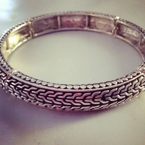 COSTUME JEWELRY NEW SILVER TONE BRACELET ONE SIZE STRETCH SUMMER CASUAL GIFT - Picture 3 of 4